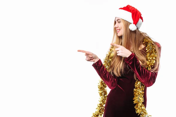 Gelukkige Vrouw Kerstmuts Jurk Nieuwjaar Vieren Zoek Met Vingers Wijzen — Stockfoto