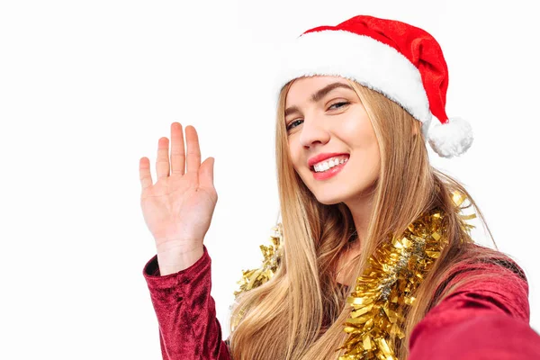 Gelukkige Vrouw Kerstmuts Jurk Schiet Zichzelf Smartphone Een Witte Achtergrond — Stockfoto