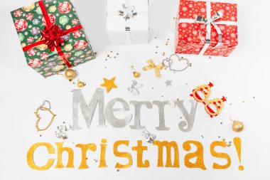 Mutlu Noeller ve mutlu yeni yıl hediye kutuları ve Noel oyuncaklar, beyaz bir arka plan üzerinde yazıt Tebrikler.