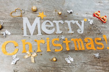 Mutlu Noeller ve mutlu yeni yıl, Noel oyuncaklar, üstten görünüm, ahşap arka plan üzerinde kitabe kutlama.