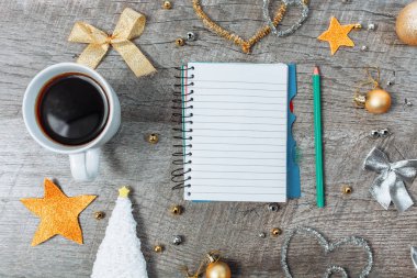 Noel dekorasyonu ile açık bir defter ve bir fincan kahve, yeni yıl planlama. ahşap arka plan üzerinde.