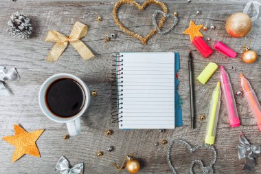 Noel dekorasyonu ile açık bir defter ve bir fincan kahve, yeni yıl planlama. ahşap arka plan üzerinde.