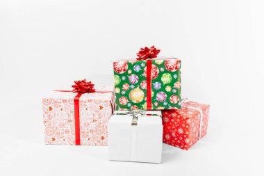 Noel hediye kutuları, beyaz bir arka plan üzerinde. Yeni yıl kavramı