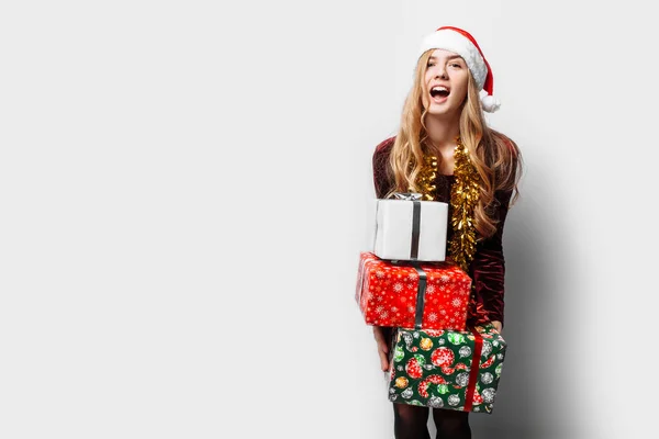 Menina Atordoada Chapéu Papai Noel Suas Mãos Monte Presentes Difícil — Fotografia de Stock