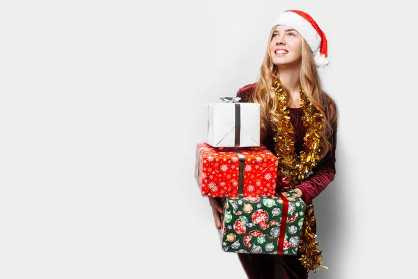 Menina Pensativa Chapéu Papai Noel Suas Mãos Presentes Natal Fundo — Fotografia de Stock