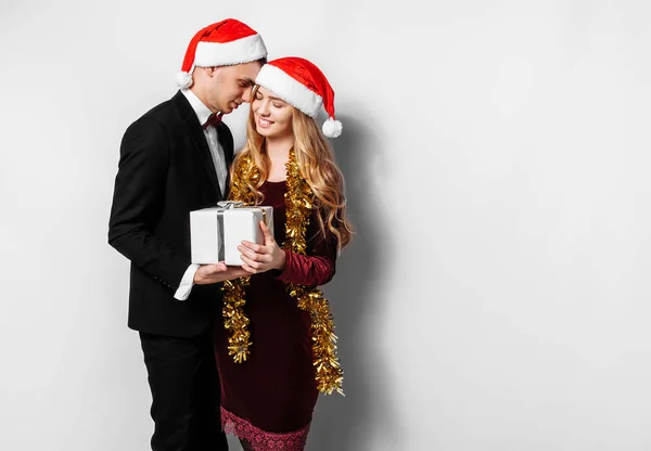 Elegante Par Amantes Chapéus Papai Noel Celebrando Ano Novo Dando — Fotografia de Stock