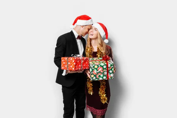 Casal Feliz Amantes Chapéus Papai Noel Olhando Para Outro Com — Fotografia de Stock