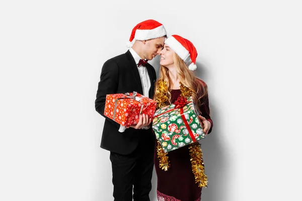 Casal Feliz Amantes Chapéus Papai Noel Celebra Ano Novo Com — Fotografia de Stock