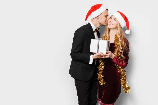 Casal Feliz Amantes Chapéus Papai Noel Cara Beija Menina Com — Fotografia de Stock