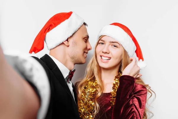 Casal Feliz Amantes Chapéus Papai Noel Cara Beija Menina Faz — Fotografia de Stock