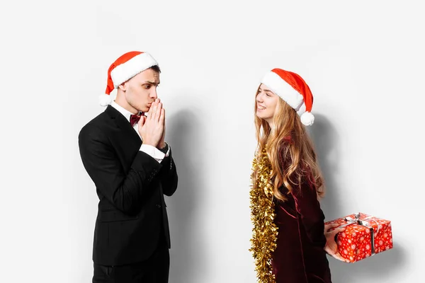 Casal Feliz Amantes Chapéus Papai Noel Menina Cara Presente Natal — Fotografia de Stock