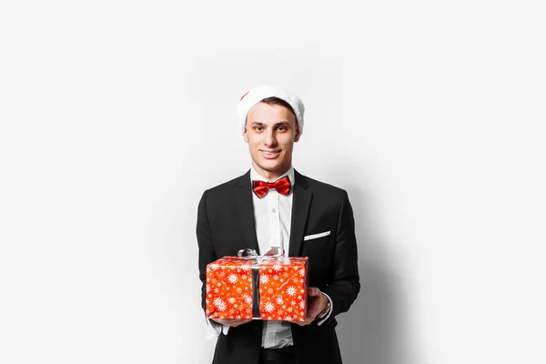 Elegante Man Hoed Van Kerstman Met Een Kerstcadeau Zijn Handen — Stockfoto