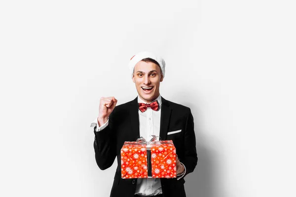 Elegante Man Hoed Van Kerstman Met Een Kerstcadeau Zijn Handen — Stockfoto