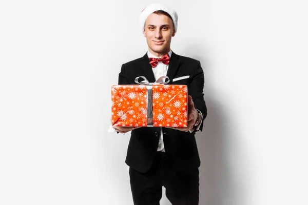 Elegante Ragazzo Con Cappello Babbo Natale Con Regalo Natale Mano — Foto Stock