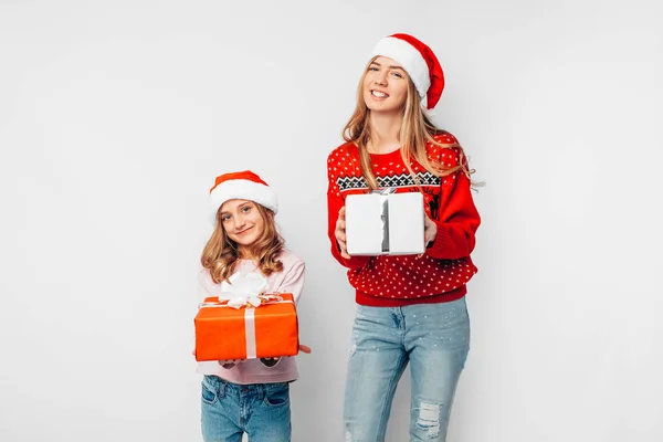 Mãe Filha Celebram Ano Novo Chapéus Papai Noel Blusas Natal — Fotografia de Stock