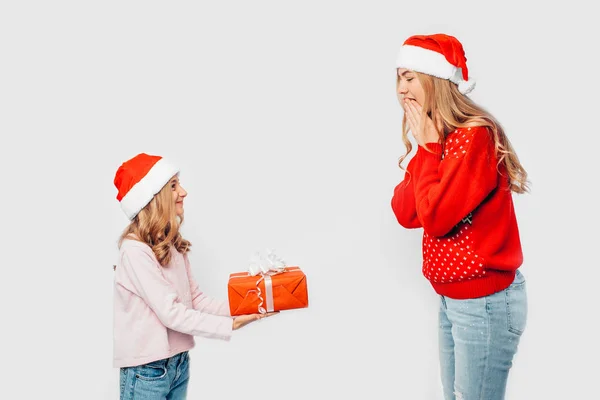 Córka Mamą Kapelusze Santa Boże Narodzenie Swetry Córka Daje Prezent — Zdjęcie stockowe