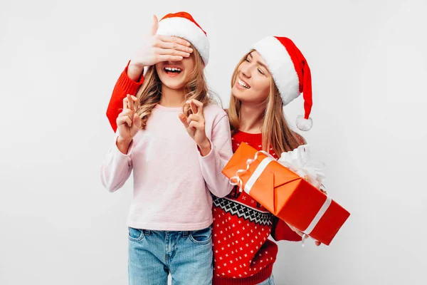 Filha Com Mãe Chapéus Papai Noel Camisolas Natal Mãe Presente — Fotografia de Stock