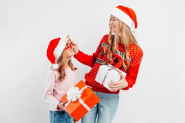 Mama Córka Świętować Nowy Rok Santa Czapki Swetry Boże Narodzenie — Zdjęcie stockowe