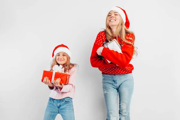 Schockierte Mutter Und Tochter Feiern Das Neue Jahr Weihnachtsmützen Und — Stockfoto