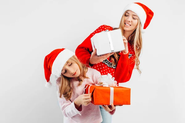 Mãe Feliz Filha Celebram Ano Novo Chapéus Papai Noel Camisolas — Fotografia de Stock