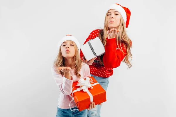 Glückliche Mutter Und Tochter Feiern Neujahr Weihnachtsmützen Und Pullovern Mit — Stockfoto