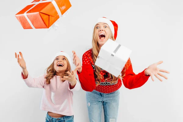 Chocado Mãe Filha Chapéus Papai Noel Camisolas Natal Suas Mãos — Fotografia de Stock