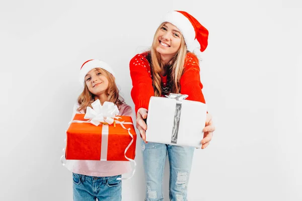 Gelukkig Moeder Dochter Santa Hoeden Kerstmis Truien Hun Handen Giften — Stockfoto