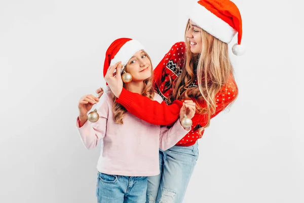 Mutter Und Tochter Tragen Weihnachtsmannmützen Tragen Neujahrspullover Und Feiern Das — Stockfoto