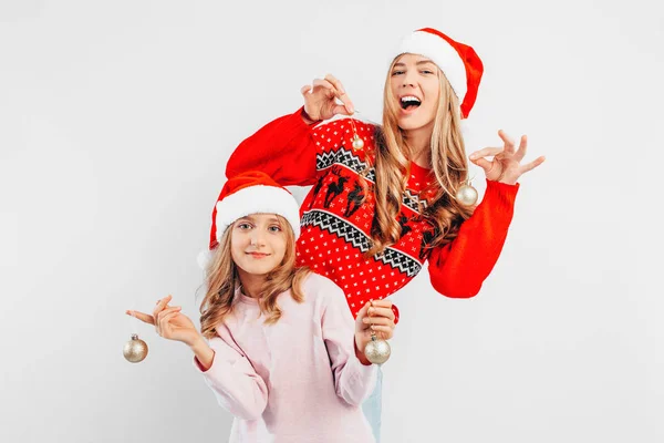 Mãe Filha Estão Usando Chapéus Papai Noel Camisolas Ano Novo — Fotografia de Stock