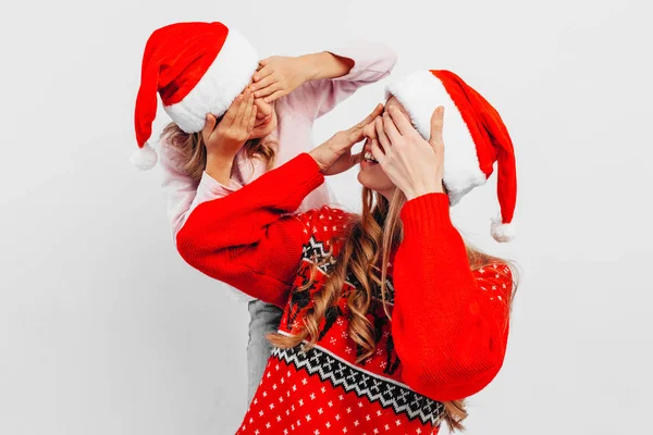 Mãe Filha Estão Usando Chapéus Papai Noel Vestindo Camisolas Ano — Fotografia de Stock