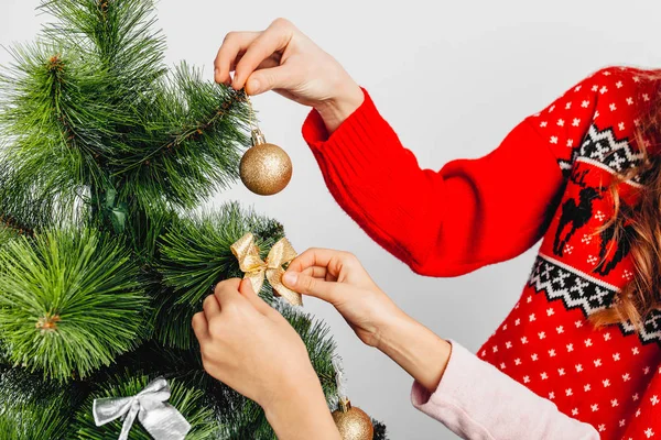 Gros Plan Les Mains Décorent Sapin Noël Sur Fond Blanc — Photo