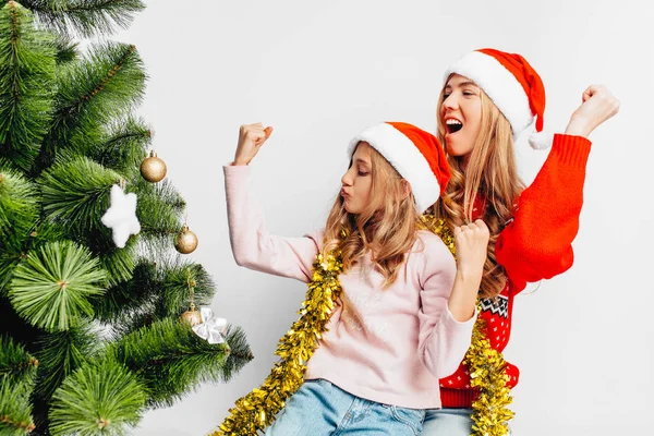 Mãe Filha Felizes Nos Chapéus Papai Noel Sentados Perto Árvore — Fotografia de Stock