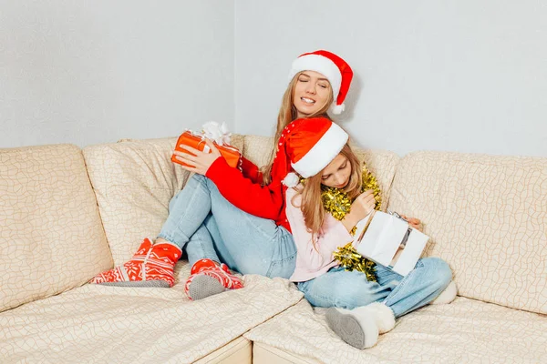 Mãe Filha Alegre Chapéus Papai Noel Estão Sentados Sofá Assistindo — Fotografia de Stock