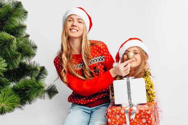 Mutter Und Tochter Tragen Weihnachtsmannmützen Tragen Neujahrspullover Und Feiern Das Stockbild
