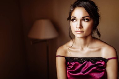 Güzel bir kız makyaj ve odada akşam saç portresi