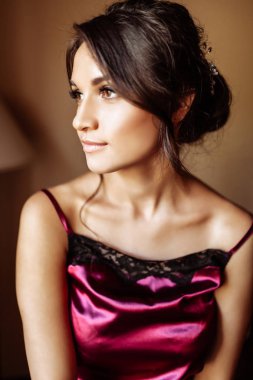 Güzel bir kız makyaj ve odada akşam saç portresi