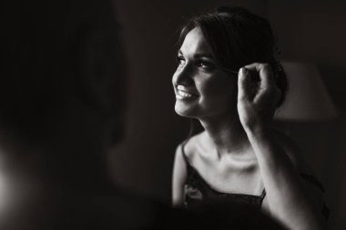 Güzel mutlu gelin, makyaj sanatçısı düğün makyaj için kızın yaptığı