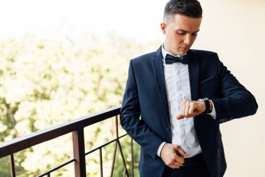 Damat Düğün elbiseli