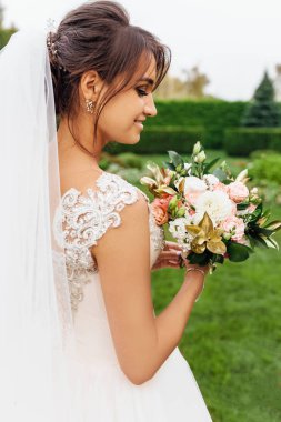 Doğada güzel bir gelinin portresi.