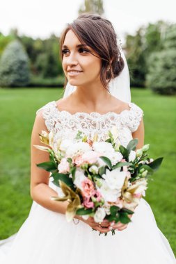 Doğada güzel bir gelinin portresi.