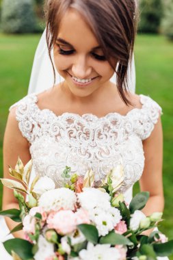 Doğada güzel bir gelinin portresi.