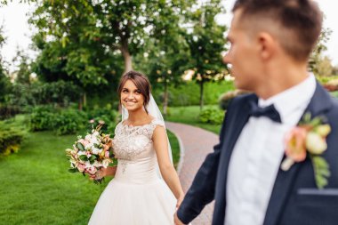 Gelin ve damat doğa portresi