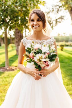 Doğada güzel bir gelinin portresi.