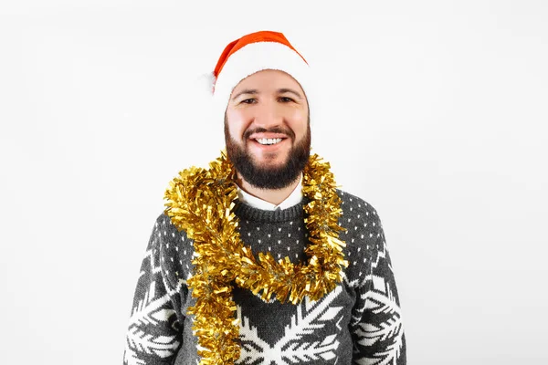 サンタ クロースの帽子を身に着けている白い背景にクリスマスのセーター ひげとハンサムな男 — ストック写真