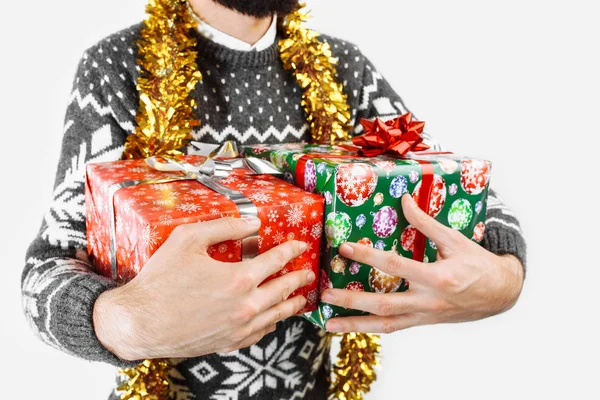 Hombre Con Regalo Navidad Sus Manos — Foto de Stock