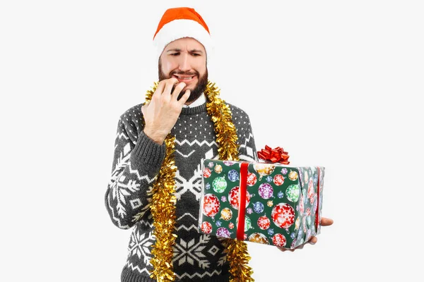 Uomo Con Regalo Natale Guardando Dentro Uno Sfondo Bianco — Foto Stock