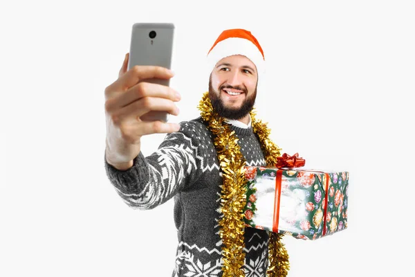 男はクリスマスのギフトと写真を撮る — ストック写真