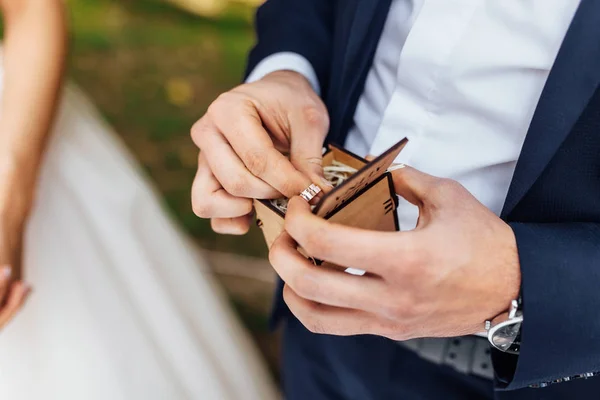 Bruden Och Brudgummen Bära Ringar Ringar Närbild — Stockfoto