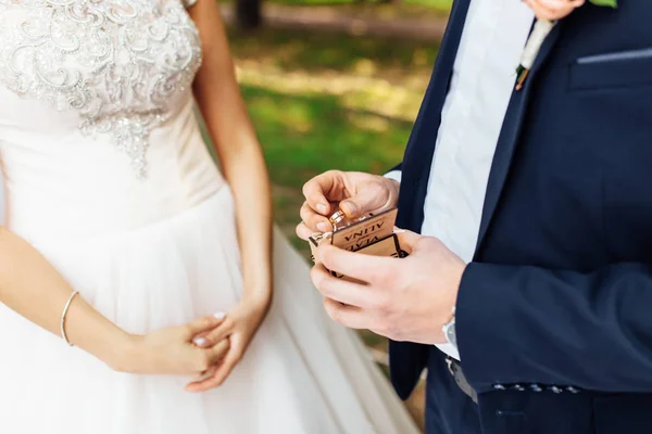 Bruden Och Brudgummen Bära Ringar Ringar Närbild — Stockfoto