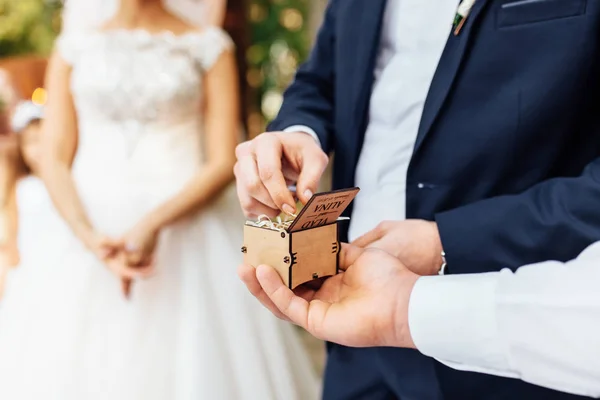 Bruden Och Brudgummen Bära Ringar Ringar Närbild — Stockfoto